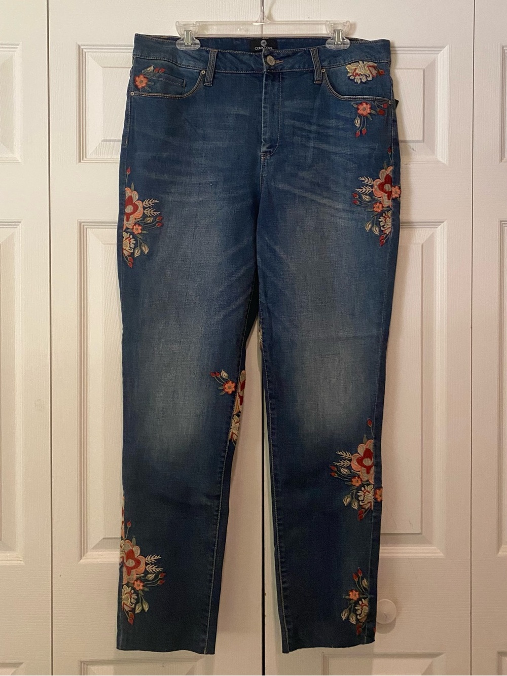 NWT Embroidered Curations Raw Hem Ankle Jeans